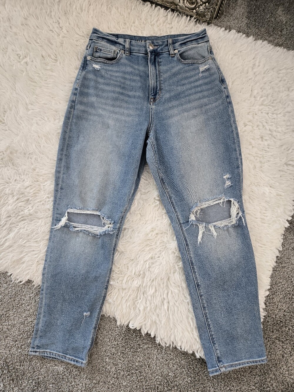 American Eagle Stretch Distressed Ripped Curvy Mom Jeans. Size 4 Short
